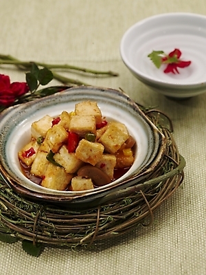 포토 JPG 스튜디오촬영 그릇 식기 접시 꽃잎 꽃 음식 고추 실내 근접촬영 사람없음 장식 빨간색 초록색 물 장미 중식 두부 두부요리 국내포토 자연요소 식물 뷰포인트 컬러 채소 파일형식