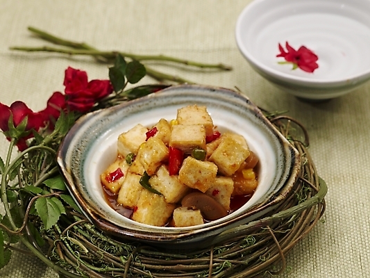 포토 JPG 스튜디오촬영 그릇 식기 접시 꽃 음식 고추 실내 근접촬영 사람없음 장식 빨간색 초록색 중식 두부 두부요리 국내포토 식물 뷰포인트 컬러 채소 파일형식