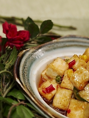 포토 JPG 스튜디오촬영 그릇 식기 접시 꽃 음식 고추 실내 근접촬영 사람없음 장식 빨간색 초록색 중식 두부 두부요리 국내포토 식물 뷰포인트 컬러 채소 파일형식