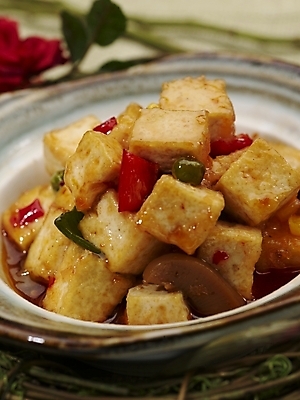 포토 JPG 스튜디오촬영 그릇 식기 접시 꽃 음식 고추 실내 근접촬영 사람없음 장식 빨간색 초록색 중식 두부 두부요리 국내포토 식물 뷰포인트 컬러 채소 내부 파일형식