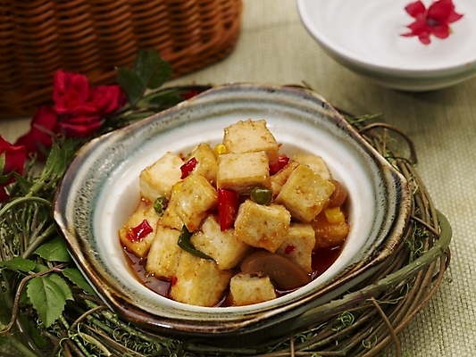 포토 JPG 스튜디오촬영 그릇 식기 접시 꽃 음식 고추 나뭇잎 실내 근접촬영 사람없음 장식 빨간색 초록색 물 장미 바구니 중식 두부 두부요리 국내포토 자연요소 식물 뷰포인트 컬러 잎 채소 파일형식