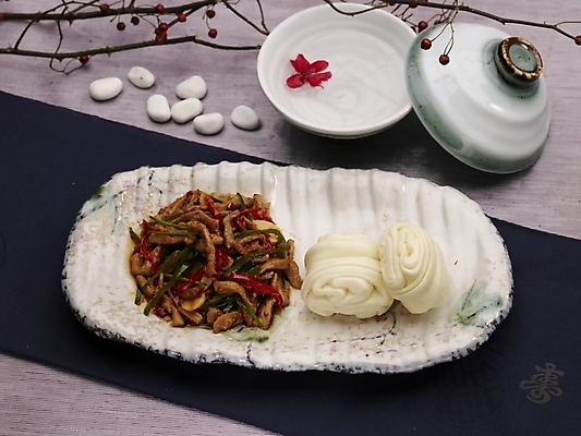 포토 JPG 스튜디오촬영 그릇 식기 접시 음식 실내 사람없음 장식 빨간색 하이앵글 중식 나뭇가지 고추잡채 꽃빵 흰돌 국내포토 나무 빵 뷰포인트 컬러 내부 돌_바위 잡채 파일형식