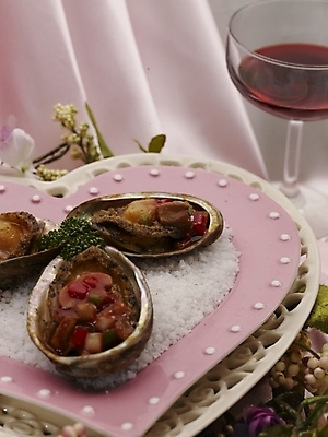 포토 JPG 스튜디오촬영 그릇 식기 접시 꽃 음식 분홍색 와인잔 실내 근접촬영 사람없음 장식 초록색 중식 와인 전복요리 국내포토 식물 뷰포인트 컬러 술잔 주류 내부 파일형식