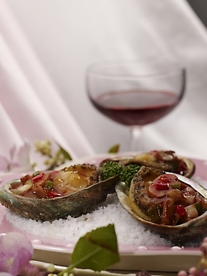 포토 JPG 스튜디오촬영 그릇 식기 접시 꽃 음식 분홍색 와인잔 실내 근접촬영 사람없음 장식 초록색 중식 와인 전복요리 국내포토 식물 뷰포인트 컬러 술잔 주류 파일형식