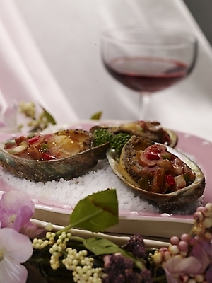 포토 JPG 스튜디오촬영 그릇 식기 접시 꽃 음식 분홍색 와인잔 실내 근접촬영 사람없음 장식 초록색 중식 와인 전복요리 국내포토 식물 뷰포인트 컬러 술잔 주류 파일형식