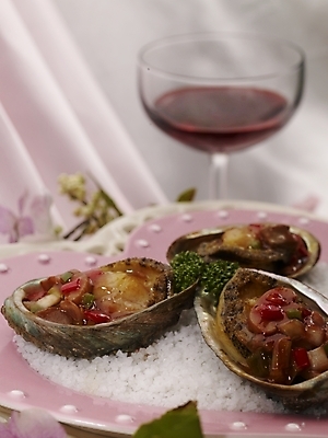 포토 JPG 스튜디오촬영 그릇 식기 접시 꽃 음식 분홍색 와인잔 실내 근접촬영 사람없음 장식 초록색 중식 와인 전복요리 국내포토 식물 뷰포인트 컬러 술잔 주류 파일형식