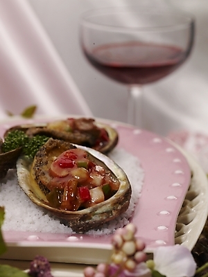 포토 JPG 스튜디오촬영 그릇 식기 접시 꽃 음식 분홍색 와인잔 실내 근접촬영 사람없음 장식 초록색 중식 와인 전복요리 국내포토 식물 뷰포인트 컬러 술잔 주류 파일형식