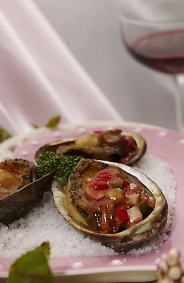 포토 JPG 스튜디오촬영 그릇 식기 접시 음식 분홍색 와인잔 실내 근접촬영 사람없음 장식 초록색 중식 와인 전복요리 국내포토 뷰포인트 컬러 술잔 주류 파일형식