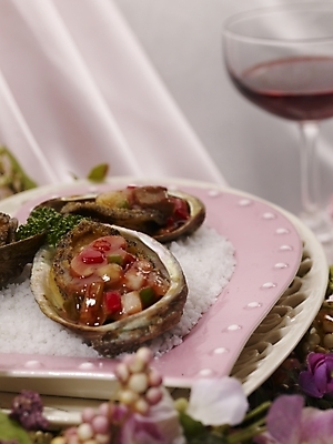 포토 JPG 스튜디오촬영 그릇 식기 접시 꽃 음식 분홍색 와인잔 실내 근접촬영 사람없음 장식 초록색 중식 와인 전복요리 국내포토 식물 뷰포인트 컬러 술잔 주류 내부 파일형식