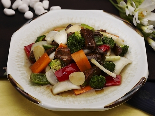 포토 JPG 스튜디오촬영 그릇 식기 접시 꽃 음식 양파 피망 실내 마늘 근접촬영 사람없음 장식 중식 당근 조약돌 소고기요리 흰돌 국내포토 식물 뷰포인트 채소 뿌리채소 내부 돌_바위 파일형식