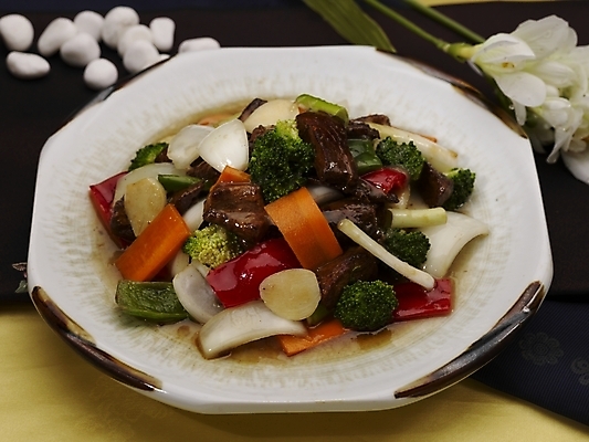 포토 JPG 스튜디오촬영 그릇 식기 접시 꽃 음식 양파 피망 실내 마늘 근접촬영 사람없음 장식 중식 당근 조약돌 소고기요리 흰돌 국내포토 식물 뷰포인트 채소 뿌리채소 내부 돌_바위 파일형식