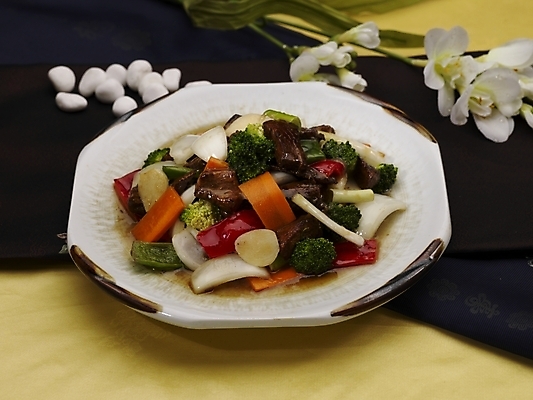 포토 JPG 스튜디오촬영 그릇 식기 접시 꽃 음식 양파 피망 실내 마늘 근접촬영 사람없음 장식 중식 당근 조약돌 소고기요리 흰돌 국내포토 식물 뷰포인트 채소 뿌리채소 내부 돌_바위 파일형식