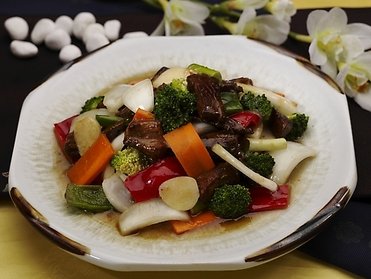 포토 JPG 스튜디오촬영 그릇 식기 접시 꽃 음식 양파 피망 실내 마늘 근접촬영 사람없음 장식 중식 당근 조약돌 소고기요리 흰돌 국내포토 식물 뷰포인트 채소 뿌리채소 내부 돌_바위 파일형식