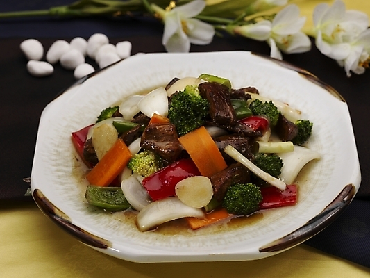 포토 JPG 스튜디오촬영 그릇 식기 접시 꽃 음식 양파 피망 실내 마늘 근접촬영 사람없음 장식 중식 당근 조약돌 소고기요리 흰돌 국내포토 식물 뷰포인트 채소 뿌리채소 내부 돌_바위 파일형식