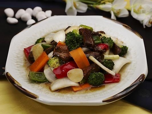 포토 JPG 스튜디오촬영 그릇 식기 접시 꽃 음식 양파 피망 실내 마늘 근접촬영 사람없음 장식 중식 당근 조약돌 소고기요리 흰돌 국내포토 식물 뷰포인트 채소 뿌리채소 내부 돌_바위 파일형식