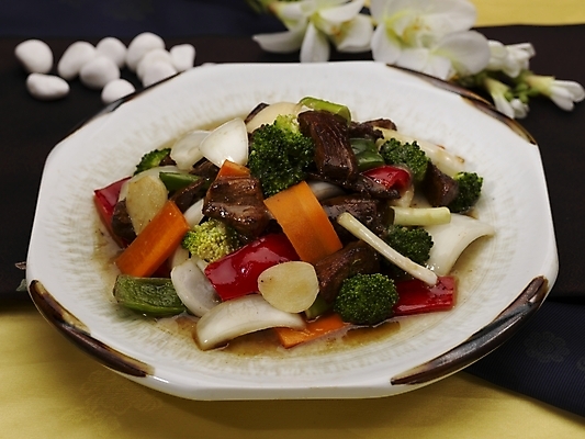 포토 JPG 스튜디오촬영 그릇 식기 접시 음식 양파 피망 실내 마늘 근접촬영 사람없음 장식 중식 당근 소고기요리 흰돌 국내포토 뷰포인트 채소 뿌리채소 내부 돌_바위 파일형식