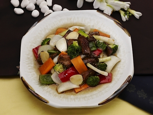 포토 JPG 스튜디오촬영 그릇 식기 접시 음식 양파 피망 실내 마늘 근접촬영 사람없음 장식 중식 당근 소고기요리 흰돌 국내포토 뷰포인트 채소 뿌리채소 내부 돌_바위 파일형식