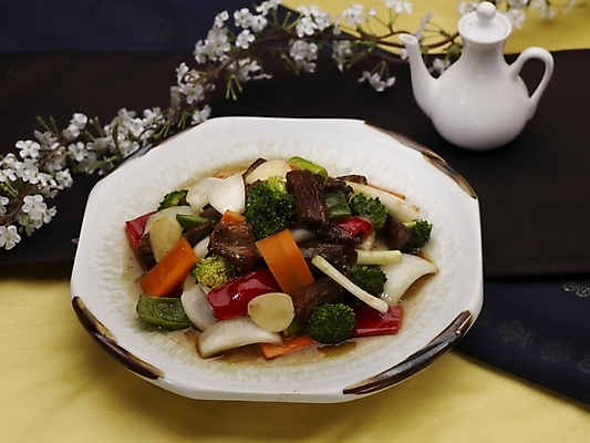 포토 JPG 스튜디오촬영 그릇 식기 접시 꽃 음식 주전자 피망 실내 마늘 근접촬영 사람없음 장식 중식 당근 소고기요리 국내포토 식물 뷰포인트 채소 주방용품 뿌리채소 내부 파일형식