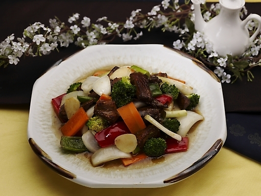 포토 JPG 스튜디오촬영 그릇 식기 접시 꽃 음식 주전자 피망 실내 마늘 근접촬영 사람없음 장식 가로 중식 당근 소고기요리 국내포토 식물 뷰포인트 채소 주방용품 뿌리채소 내부 파일형식