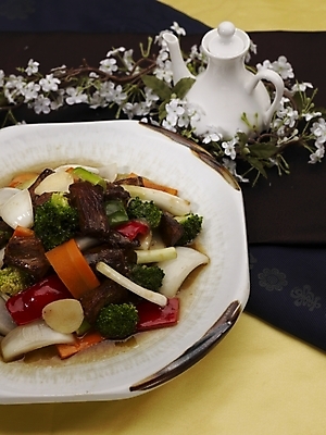 포토 JPG 스튜디오촬영 그릇 식기 접시 음식 주전자 피망 실내 마늘 근접촬영 사람없음 장식 세로 중식 당근 소고기요리 국내포토 뷰포인트 채소 주방용품 뿌리채소 내부 파일형식