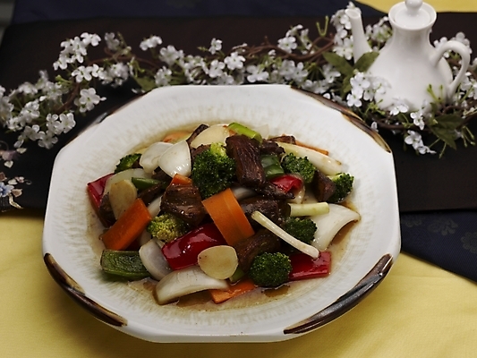 포토 JPG 스튜디오촬영 그릇 식기 접시 음식 주전자 피망 실내 마늘 근접촬영 사람없음 장식 중식 당근 소고기요리 국내포토 뷰포인트 채소 주방용품 뿌리채소 내부 파일형식