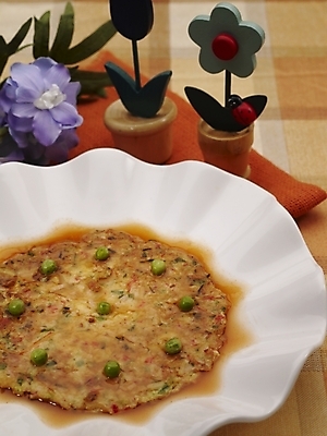 포토 JPG 스튜디오촬영 그릇 식기 접시 꽃 음식 실내 근접촬영 사람없음 장식 세로 초록색 중식 식탁보 전 부침개 미니화분 강낭콩 게살계란후라이 국내포토 식물 화분 한식 뷰포인트 컬러 콩 계란프라이 파일형식