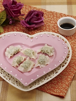 포토 JPG 스튜디오촬영 그릇 식기 접시 꽃 음식 실내 근접촬영 사람없음 장식 하이앵글 장미 중식 식탁보 만두 간장 종지 딤섬 물만두 국내포토 식물 뷰포인트 양념 파일형식