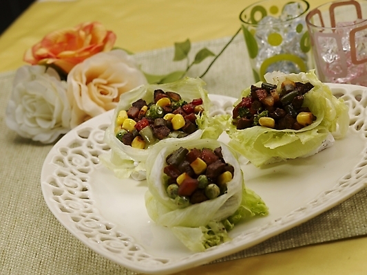 포토 JPG 스튜디오촬영 그릇 식기 접시 꽃 음식 잔 실내 옥수수 근접촬영 사람없음 장식 컵 가로 하이앵글 장미 중식 얼음 소고기 쌈 강낭콩 쇠고기양상추쌈 양상추쌈 국내포토 자연요소 식물 뷰포인트 콩 곡류 육류 파일형식