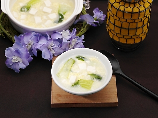 포토 JPG 스튜디오촬영 그릇 식기 접시 꽃 음식 실내 근접촬영 사람없음 장식 가로 하이앵글 중식 숟가락 두부 산라탕 국내포토 식물 뷰포인트 수저 내부 파일형식