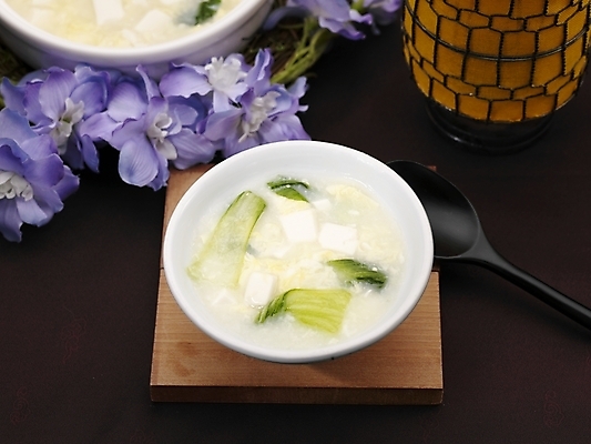 포토 JPG 스튜디오촬영 그릇 식기 접시 꽃 음식 실내 근접촬영 사람없음 장식 하이앵글 중식 숟가락 탕 두부 산라탕 국내포토 식물 뷰포인트 수저 내부 파일형식