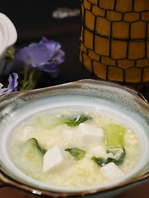 포토 JPG 스튜디오촬영 그릇 식기 접시 꽃 음식 실내 근접촬영 사람없음 장식 세로 중식 두부 산라탕 국내포토 식물 뷰포인트 내부 파일형식