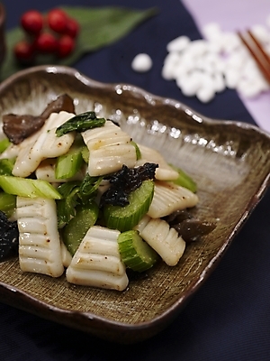 포토 JPG 스튜디오촬영 그릇 식기 접시 음식 젓가락 실내 근접촬영 사람없음 장식 빨간색 세로 초록색 중식 앵두 샐러리 오징어볶음 국내포토 열매 뷰포인트 컬러 채소 수저 내부 볶음 파일형식