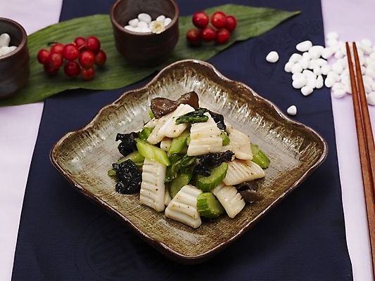 포토 JPG 스튜디오촬영 그릇 식기 접시 음식 젓가락 실내 근접촬영 사람없음 장식 가로 빨간색 초록색 중식 조약돌 앵두 샐러리 오징어볶음 국내포토 열매 뷰포인트 컬러 채소 수저 내부 돌_바위 볶음 파일형식