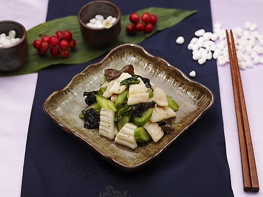 포토 JPG 스튜디오촬영 그릇 식기 접시 음식 젓가락 실내 근접촬영 사람없음 장식 가로 빨간색 초록색 중식 조약돌 앵두 샐러리 오징어볶음 국내포토 열매 뷰포인트 컬러 채소 수저 내부 돌_바위 볶음 파일형식