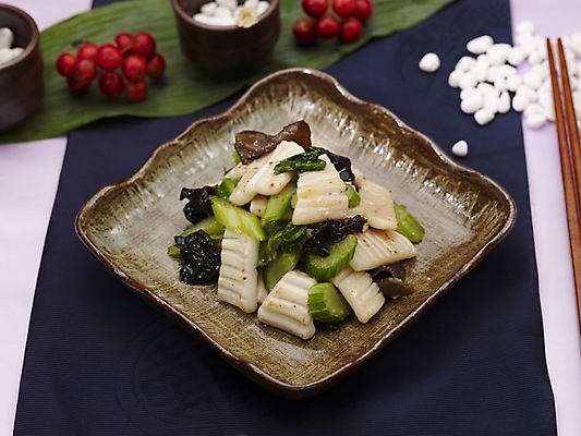 포토 JPG 스튜디오촬영 그릇 식기 접시 음식 젓가락 실내 근접촬영 사람없음 장식 가로 빨간색 초록색 중식 조약돌 앵두 샐러리 오징어볶음 국내포토 열매 뷰포인트 컬러 채소 수저 내부 돌_바위 볶음 파일형식