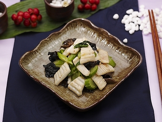 포토 JPG 스튜디오촬영 그릇 식기 접시 음식 젓가락 실내 근접촬영 사람없음 장식 가로 빨간색 초록색 중식 앵두 샐러리 오징어볶음 국내포토 열매 뷰포인트 컬러 채소 수저 내부 볶음 파일형식