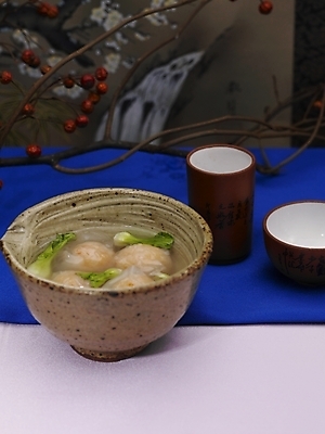 포토 JPG 스튜디오촬영 식물 그릇 식기 접시 음식 실내 사람없음 장식 세로 파란색 중식 나뭇가지 생선완자탕 국내포토 나무 컬러 내부 완자탕 파일형식 탕
