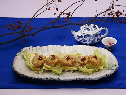 포토 JPG 스튜디오촬영 식물 그릇 식기 접시 음식 술잔 주전자 잔 실내 근접촬영 사람없음 장식 가로 파란색 중식 나뭇가지 유린기 국내포토 나무 뷰포인트 컬러 주방용품 내부 파일형식