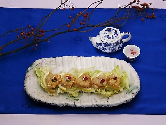 포토 JPG 스튜디오촬영 식물 그릇 식기 접시 음식 주전자 잔 실내 근접촬영 사람없음 장식 가로 파란색 하이앵글 중식 나뭇가지 유린기 국내포토 나무 뷰포인트 컬러 주방용품 내부 파일형식