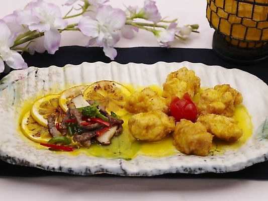 포토 JPG 스튜디오촬영 식물 그릇 식기 접시 꽃 음식 젓가락 실내 사람없음 장식 컵 중식 치킨 레몬 물컵 레몬치킨 샤오마이 국내포토 과일 수저 닭고기요리 파일형식