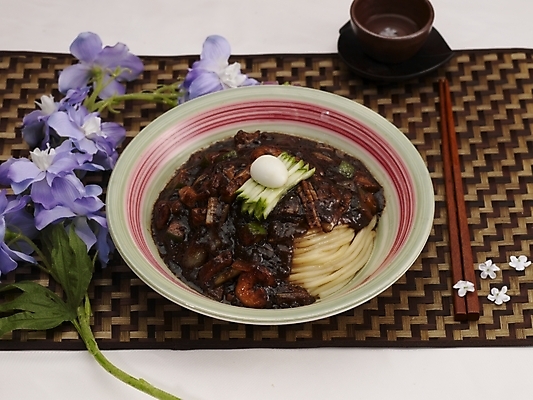 포토 JPG 스튜디오촬영 그릇 식기 접시 꽃 음식 젓가락 실내 사람없음 장식 중식 면류 면 짜장면 국내포토 식물 수저 내부 파일형식