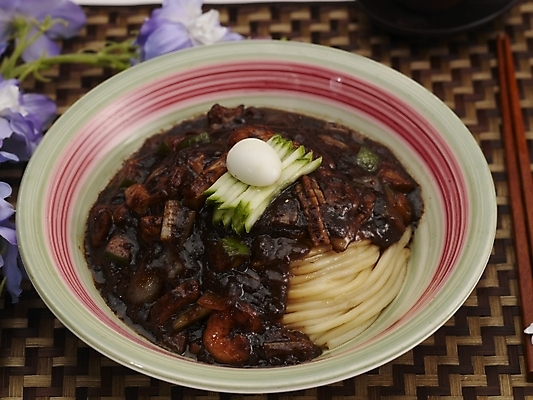 포토 JPG 스튜디오촬영 그릇 식기 접시 꽃 음식 젓가락 실내 사람없음 장식 중식 면류 면 짜장면 국내포토 식물 수저 내부 파일형식