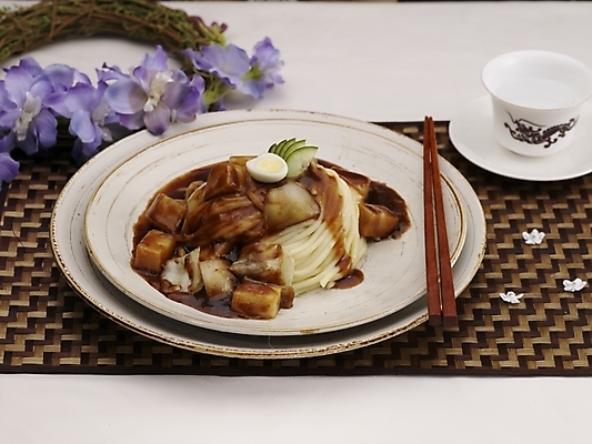 포토 JPG 스튜디오촬영 그릇 식기 접시 꽃 음식 술잔 젓가락 실내 사람없음 장식 중식 면류 면 짜장면 옛날짜장면 국내포토 식물 잔 수저 파일형식