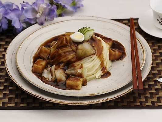 포토 JPG 스튜디오촬영 그릇 식기 접시 꽃 음식 젓가락 실내 사람없음 장식 중식 면류 면 짜장면 옛날짜장면 국내포토 식물 수저 내부 파일형식