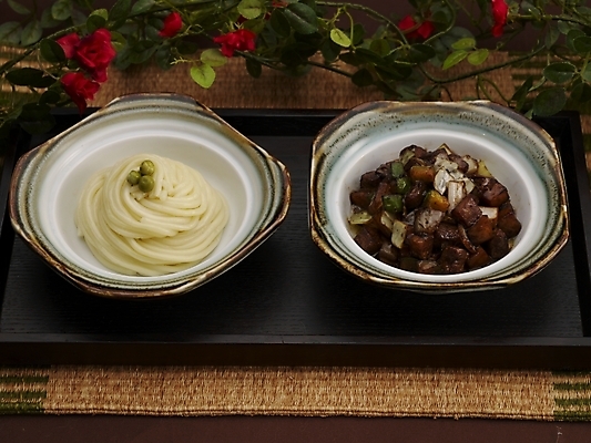 포토 JPG 스튜디오촬영 그릇 식기 접시 꽃 음식 쟁반 실내 근접촬영 사람없음 장식 하이앵글 중식 면류 면 짜장면 간짜장 국내포토 식물 뷰포인트 내부 파일형식