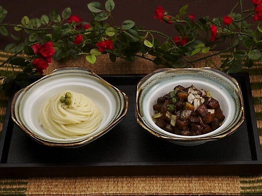 포토 JPG 스튜디오촬영 그릇 식기 접시 꽃 음식 쟁반 실내 근접촬영 사람없음 장식 하이앵글 중식 면류 면 짜장면 간짜장 국내포토 식물 뷰포인트 내부 파일형식