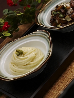 포토 JPG 스튜디오촬영 그릇 식기 접시 꽃 음식 쟁반 실내 근접촬영 사람없음 장식 중식 면류 면 짜장면 간짜장 국내포토 식물 뷰포인트 내부 파일형식