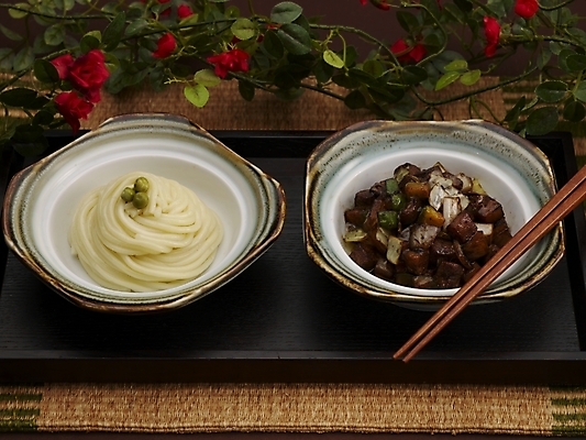 포토 JPG 스튜디오촬영 그릇 식기 접시 꽃 음식 젓가락 쟁반 실내 근접촬영 사람없음 장식 하이앵글 중식 면류 면 짜장면 간짜장 국내포토 식물 뷰포인트 수저 내부 파일형식