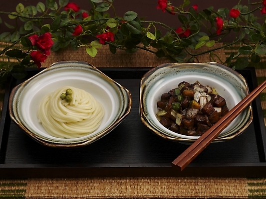 포토 JPG 스튜디오촬영 그릇 식기 접시 꽃 음식 젓가락 쟁반 실내 근접촬영 사람없음 장식 하이앵글 중식 면류 면 짜장면 간짜장 국내포토 식물 뷰포인트 수저 내부 파일형식