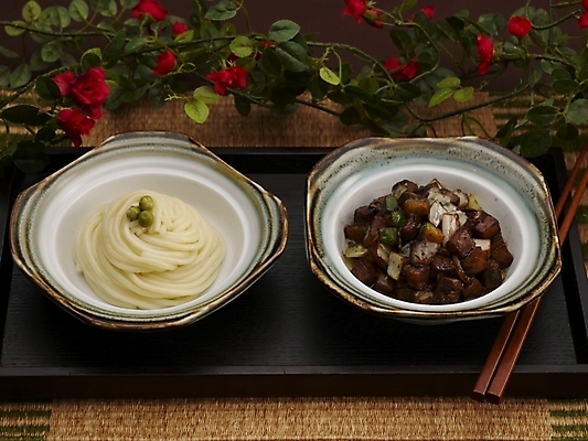 포토 JPG 스튜디오촬영 그릇 식기 접시 꽃 음식 젓가락 쟁반 실내 근접촬영 사람없음 장식 하이앵글 중식 면류 면 짜장면 간짜장 국내포토 식물 뷰포인트 수저 내부 파일형식